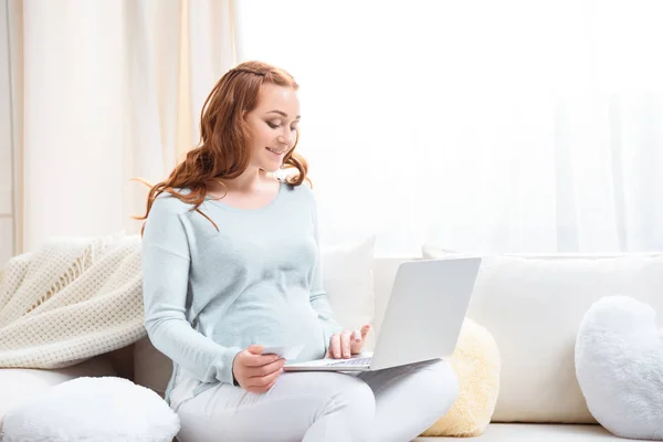 Kobieta w ciąży zakupy online — Zdjęcie stockowe
