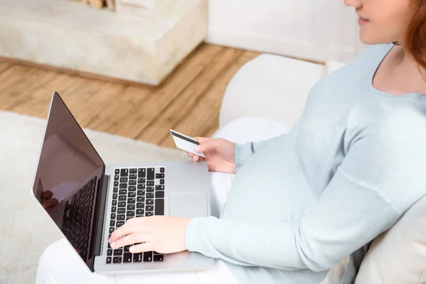 Беременная женщина делает покупки онлайн — стоковое фото