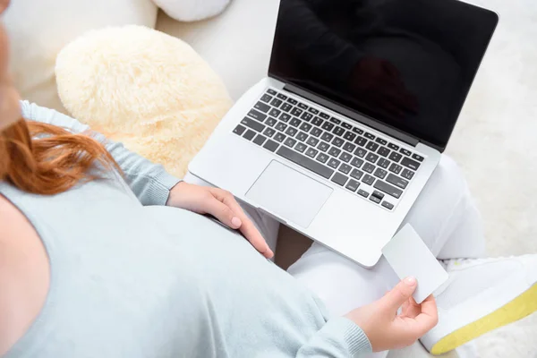 Pregnant woman shopping online — Stock Photo, Image