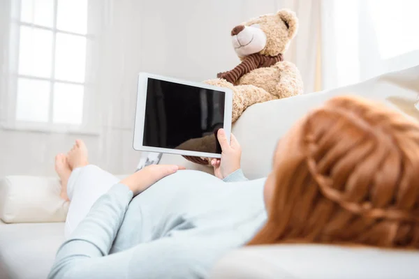 Zwangere vrouw met behulp van digitale Tablet PC — Stockfoto