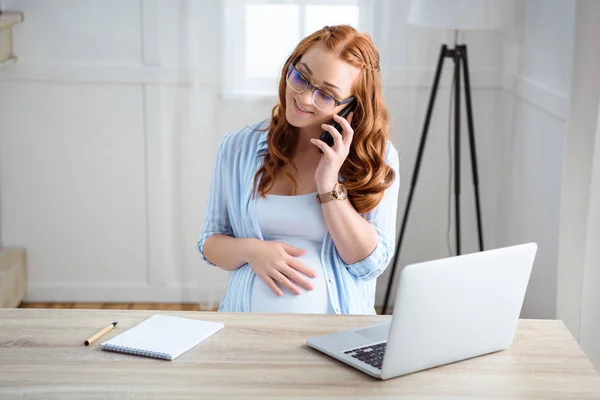 Gravid kvinna med laptop — Stockfoto