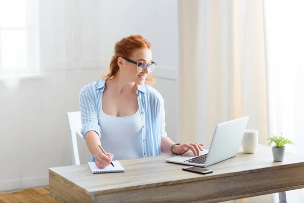 Mulher grávida usando laptop — Fotografia de Stock