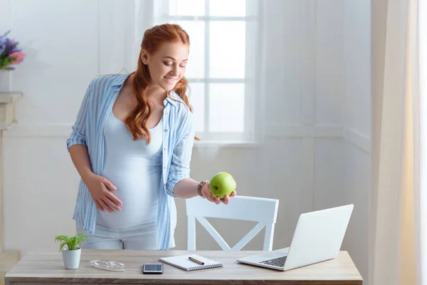 怀孕的女人举行苹果 — 图库照片