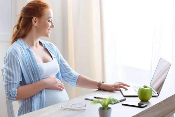 Gravid kvinna med laptop — Stockfoto