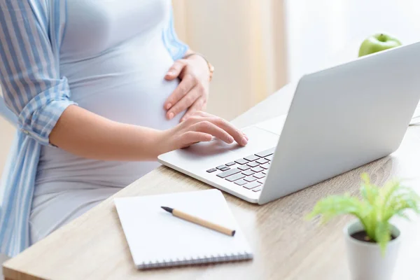 Mulher grávida usando laptop — Fotografia de Stock