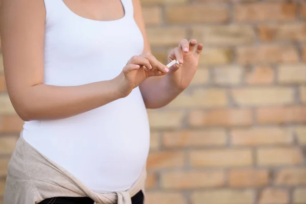 Mujer embarazada con cigarrillo — Foto de Stock