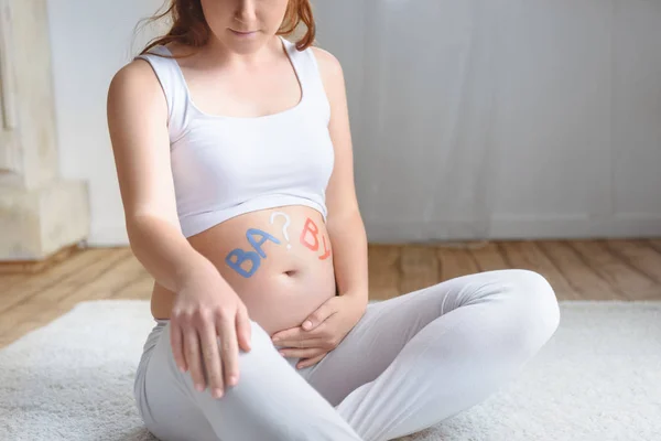 Mulher grávida com palavra bebê — Fotografia de Stock