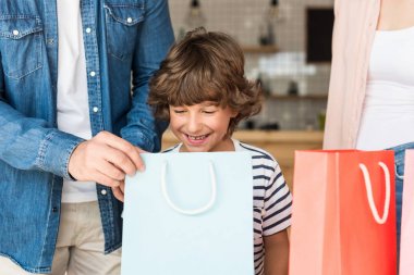 çocukla birlikte alışveriş torbaları