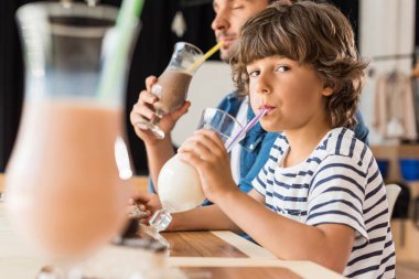 oğul ve baba milkshake içme