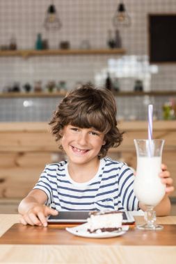 Dijital tablet ile küçük çocuk