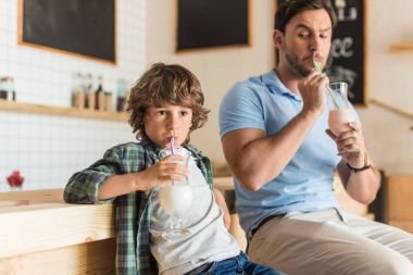 oğul ve baba milkshake içme