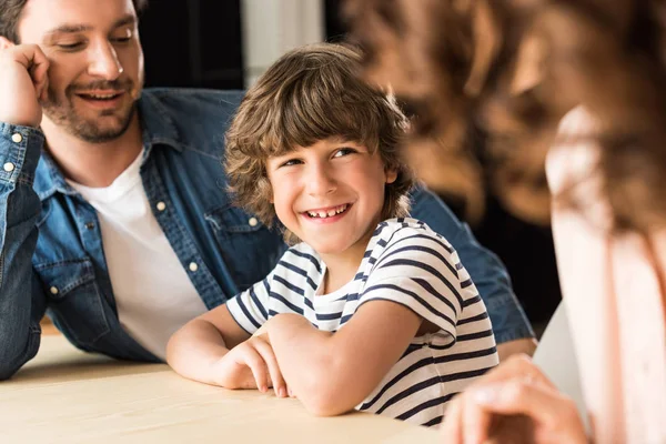 Lycklig familj — Stockfoto