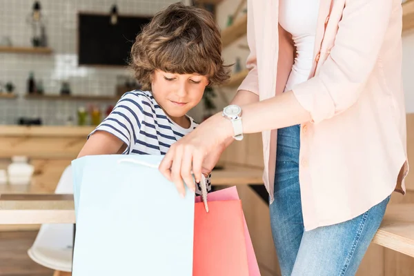 Ibu dan anak dengan tas belanja — Stok Foto