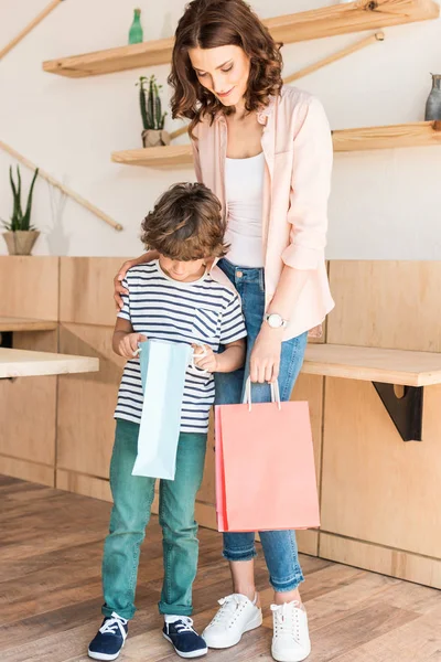 Mutter und Sohn mit Einkaufstüten — Stockfoto
