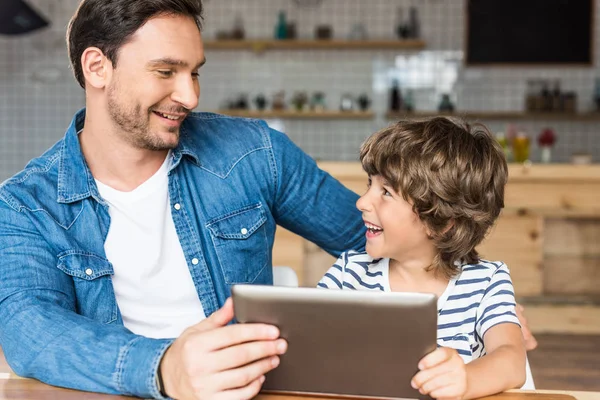 Son and father using tablet — Stock Photo, Image