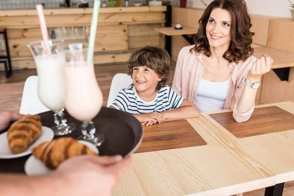 Madre e figlio in caffè — Foto Stock