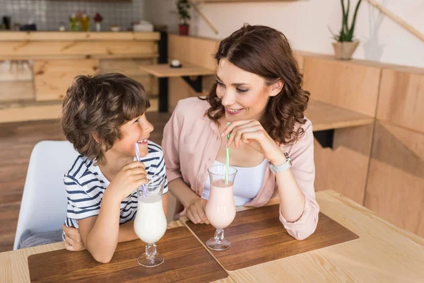 сын пьет маму