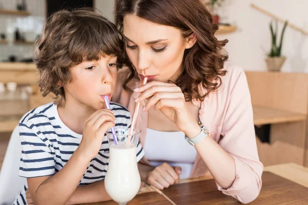 Mère et fils dans le café — Photo