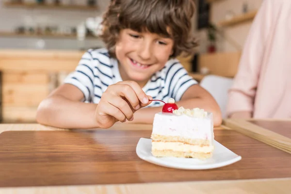 Chico con pedazo de pastel en la cafetería — Foto de stock gratis