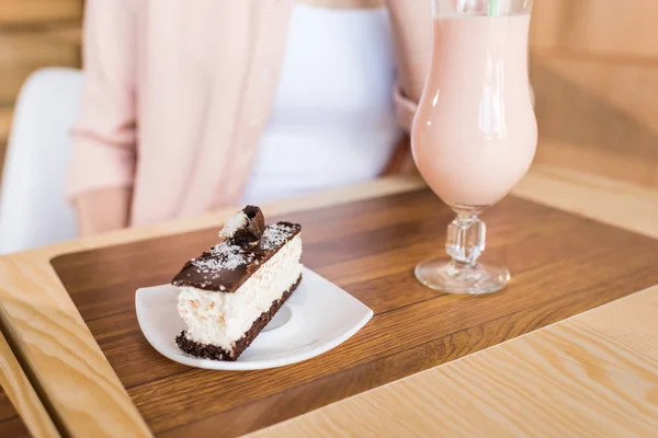 Шматочок торта і молочного коктейлю — стокове фото