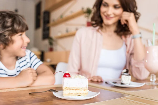 Mother and son in cafe — Stock Photo, Image