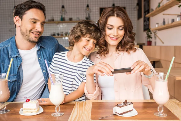 Ung familj att ta foto av efterrätt — Stockfoto