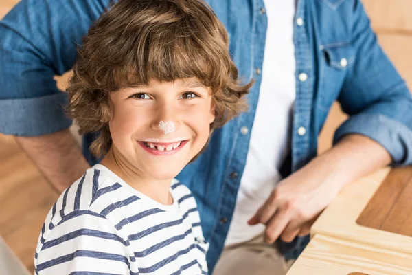 Jongen met neus gekleurd in melk — Stockfoto