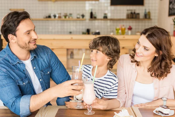 Famiglia che beve frullati in caffè — Foto Stock