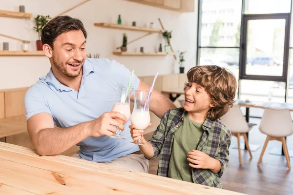 Zoon en vader drinken milkshakes — Stockfoto