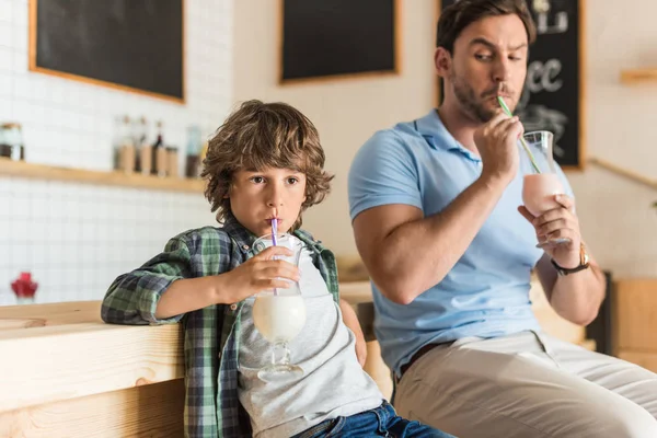 oğul ve baba milkshake içme