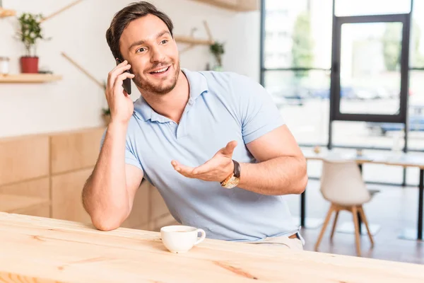 Hombre hablando por teléfono en la cafetería — Foto de Stock