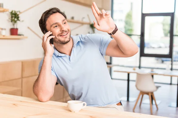 Hombre llamando al camarero en el restaurante — Foto de Stock