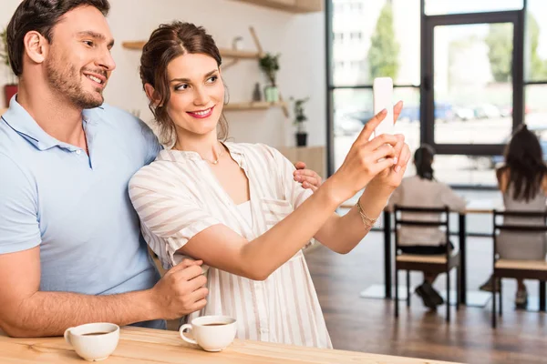 Paar macht Selfie im Café — Stockfoto