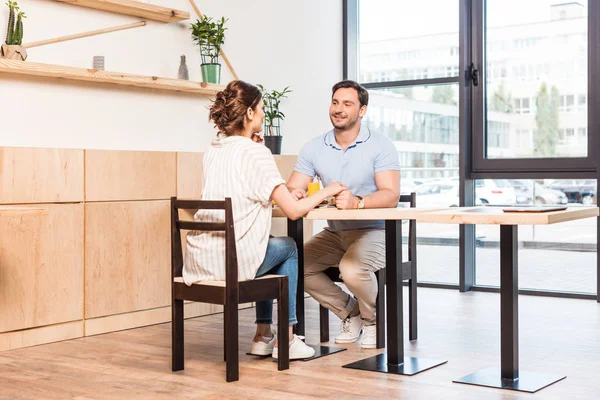 Pareja citas en la cafetería — Foto de Stock