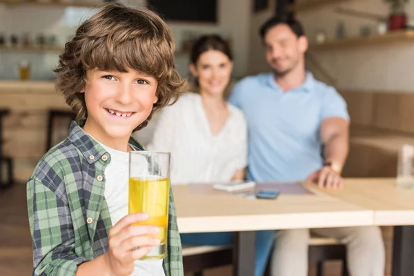 Krullend jongen met glas sap — Stockfoto