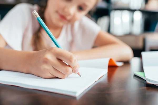 Mała dziewczynka pisząca pracę domową — Zdjęcie stockowe