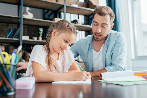 Far gör läxor med dotter — Stockfoto