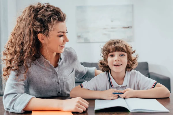 Moeder en zoon maken huiswerk — Stockfoto