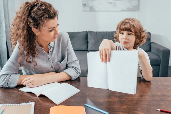 Mor och son gör läxor — Stockfoto