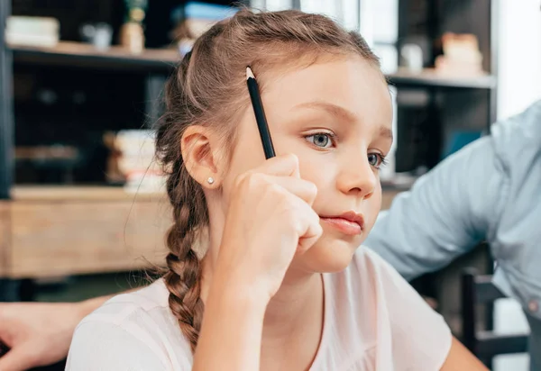 Doordachte schoolmeisje — Stockfoto