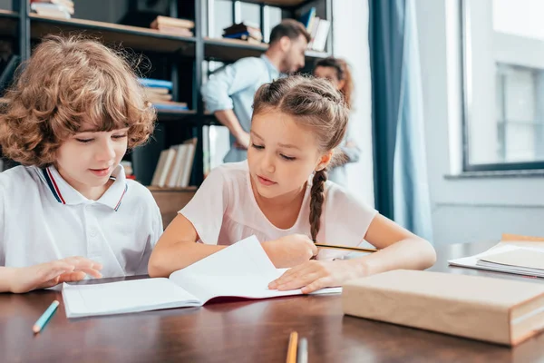 Kinder machen gemeinsam Hausaufgaben — Stockfoto