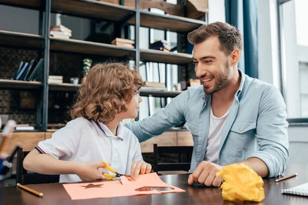 Far och son gör carving — Stockfoto