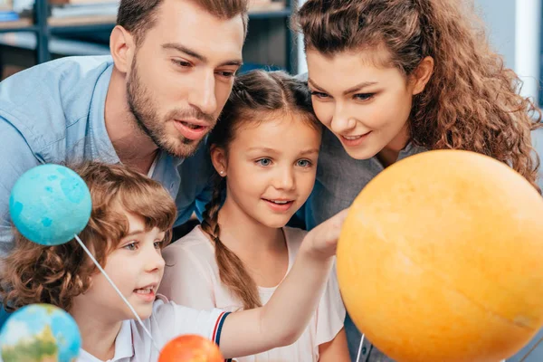 Famiglia che esplora il modello del sistema solare — Foto Stock