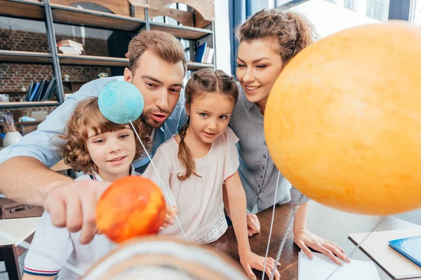 Familie baut Solarsystem-Modell — Stockfoto