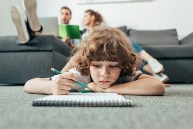 Küçük çocuk ödevini yapıyor.