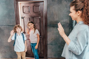 Anne çocuklarını okula kapalı görmek