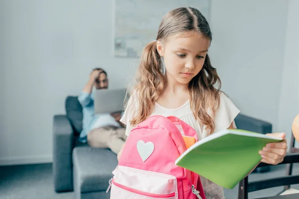 Flicka som förbereder ryggsäck för skolan — Stockfoto