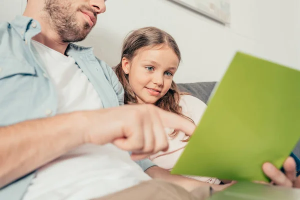 Menina fazendo lição de casa com o pai — Fotografia de Stock