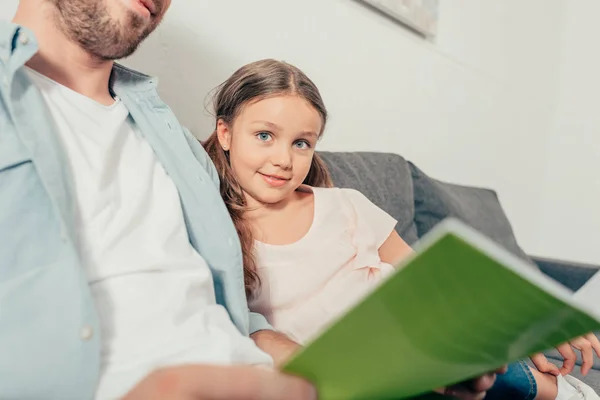 Fille faire des devoirs avec père — Photo