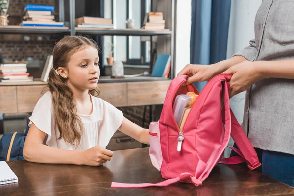 Moeder en dochter voorbereiden rugzak voor school — Stockfoto